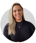 Retrato da advogada Raissa Gabriela Afonso Pereira Florisi, sorrindo, com cabelos loiros, usando blusa preta e colares, sobre fundo cinza claro.