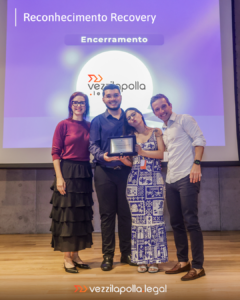 Equipe do escritório vezzilapolla.legal recebe prêmio na categoria Encerramento durante evento do Grupo Recovery.