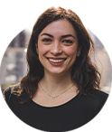 Retrato de Gabriela de Ávila Machado, sócia do Consultivo, com sorriso e fundo urbano, representando liderança em compliance.