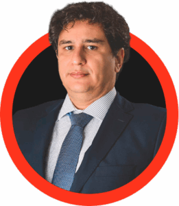 Retrato profissional do advogado Luis Filipe Santos Martin, vestindo terno escuro, camisa clara e gravata azul. Ele está de frente, com expressão séria e fundo escuro circular destacado por um aro vermelho.