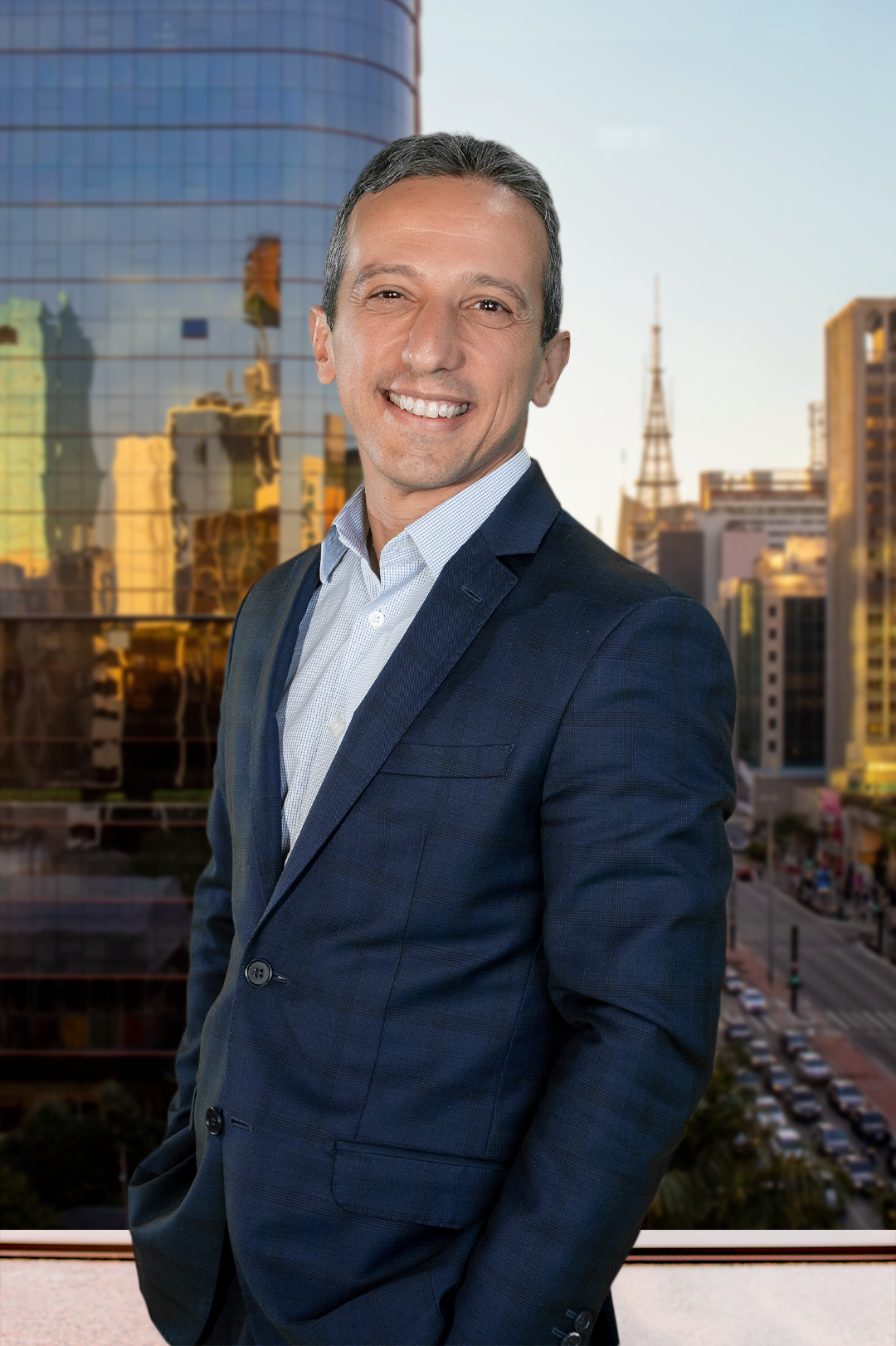 Thiago Mahfuz Vezzi, sócio fundador do vezzilapolla.legal, especialista em Direito do Consumidor e litígios societários, Mestre em Função Social do Direito, em retrato corporativo profissional